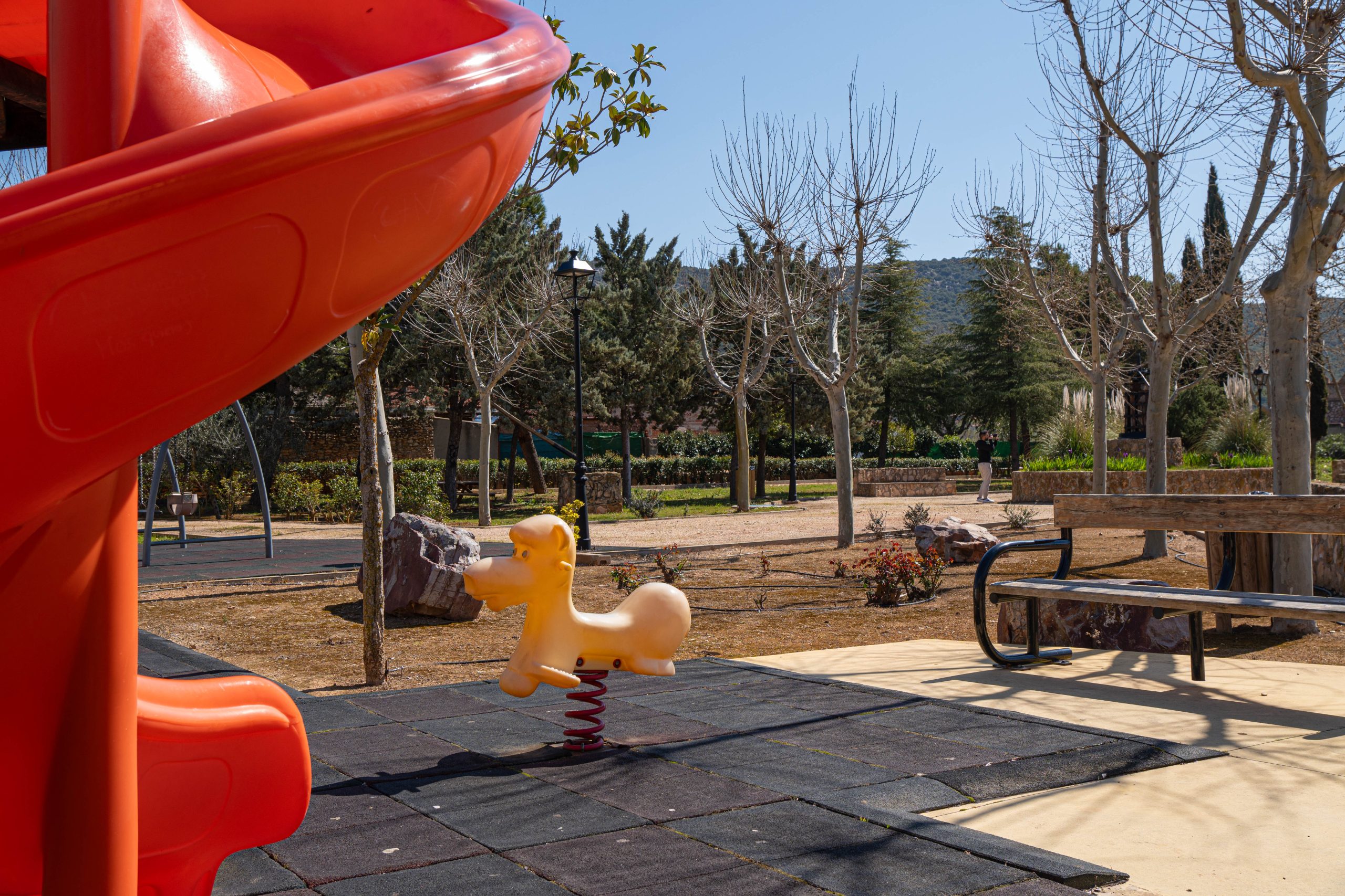 Parque infantil en Puerto Lápice, zona de juegos para niños. Fotografía de Ikonox Marketing Digital