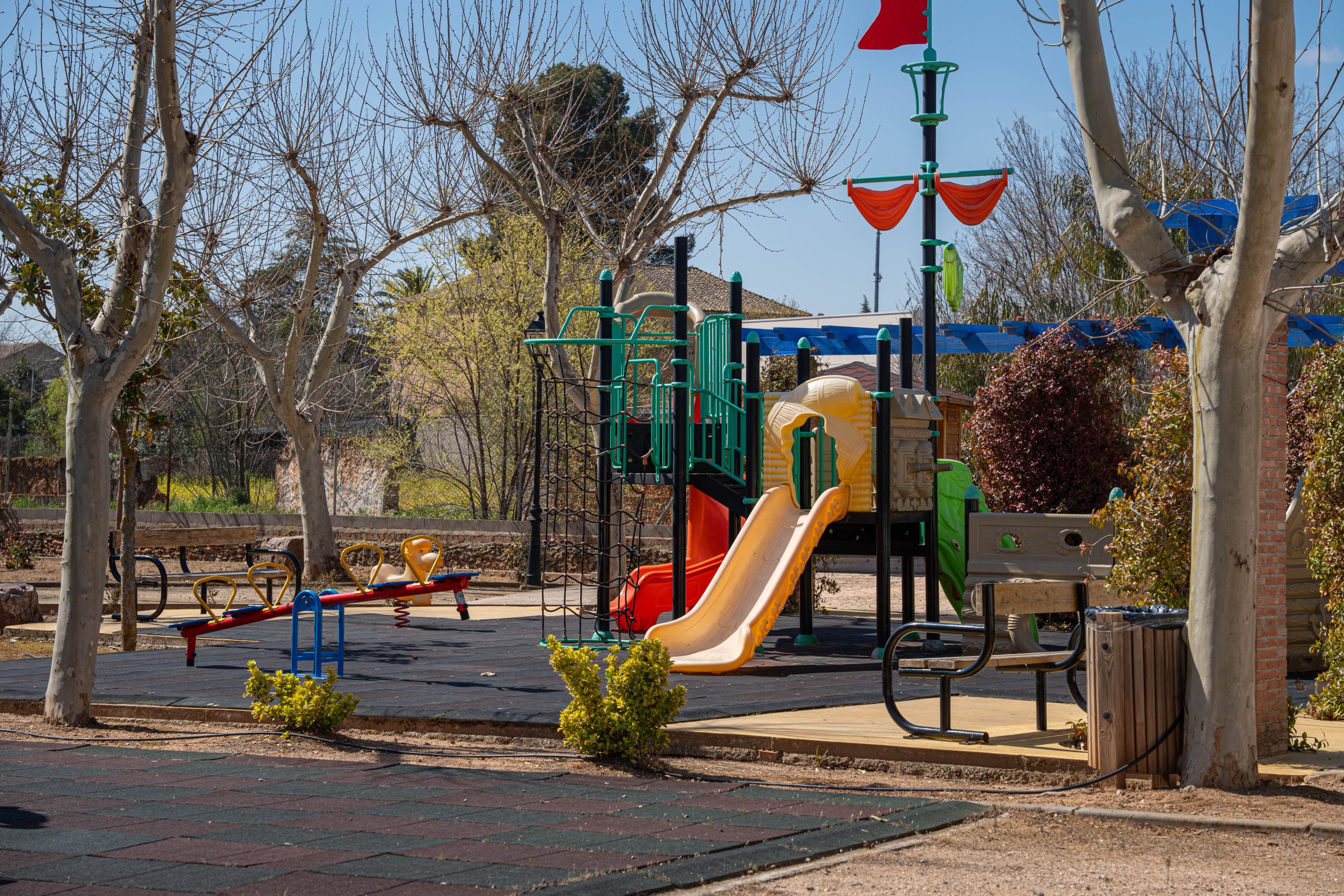 Parque infantil en Puerto Lápice con zona de juegos al aire libre, foto de Ikonox Marketing Digital