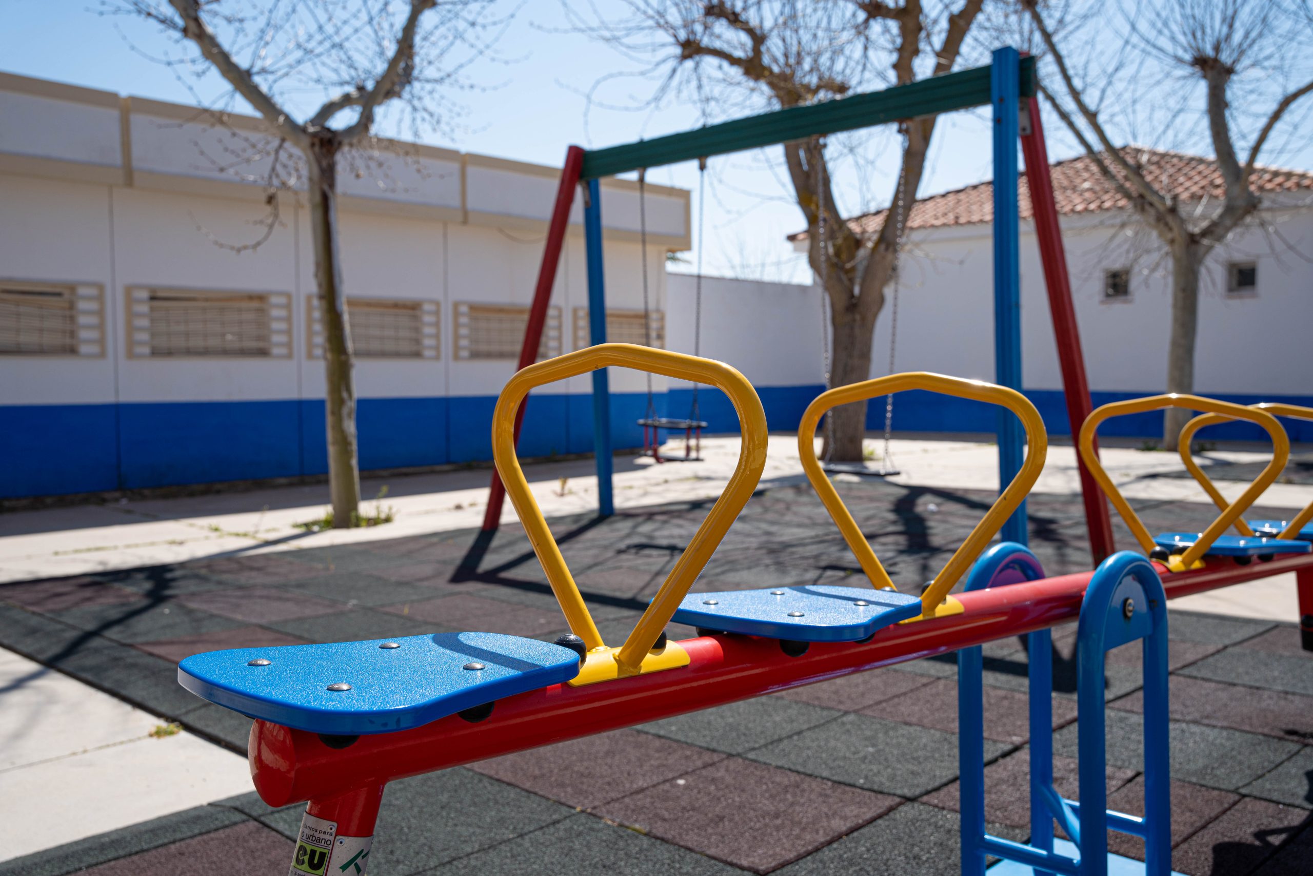Parque infantil en Puerto Lápice con columpios y zona de juegos al aire libre, fotografía de Ikonox Marketing Digital