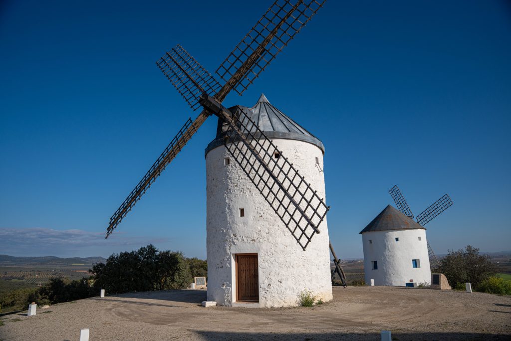 Molinos de viento tradicionales en Puerto Lápice, fotografía de Ikonox Marketing Digital