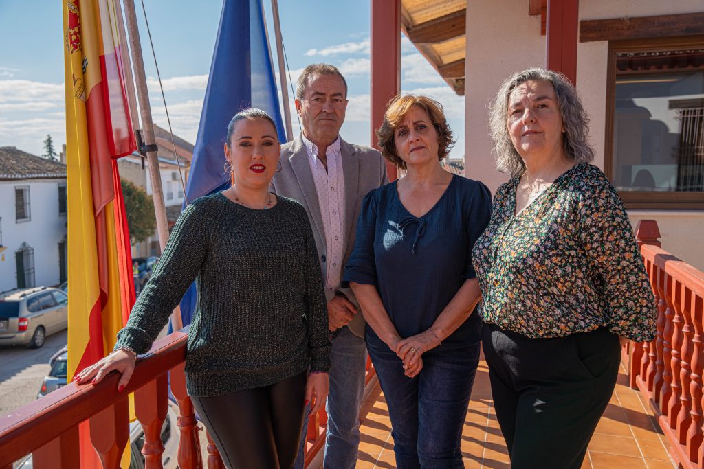 Alcalde de Puerto Lápice saludando a vecinos y visitantes del municipio