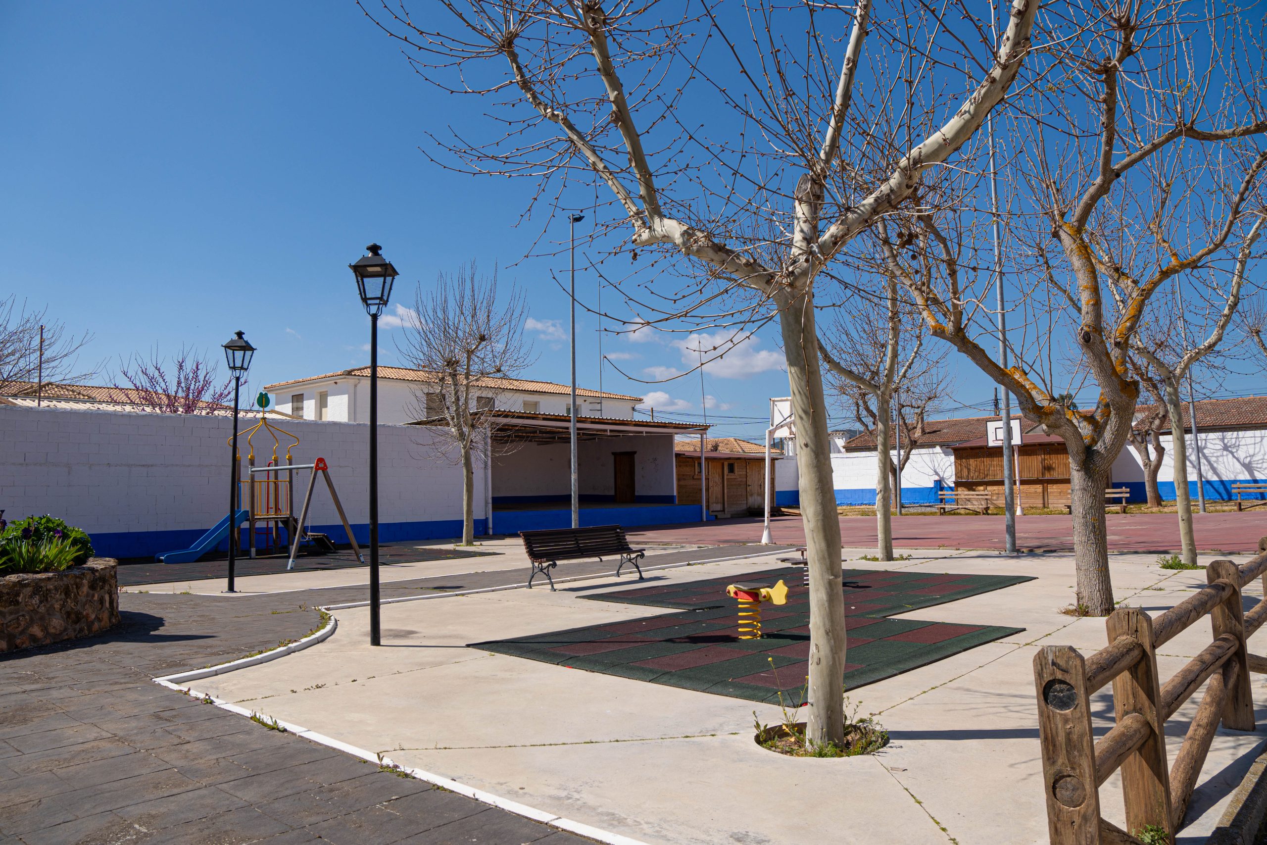 Parque infantil en Puerto Lápice con columpios y zona de juegos al aire libre, fotografía de Ikonox Marketing Digital