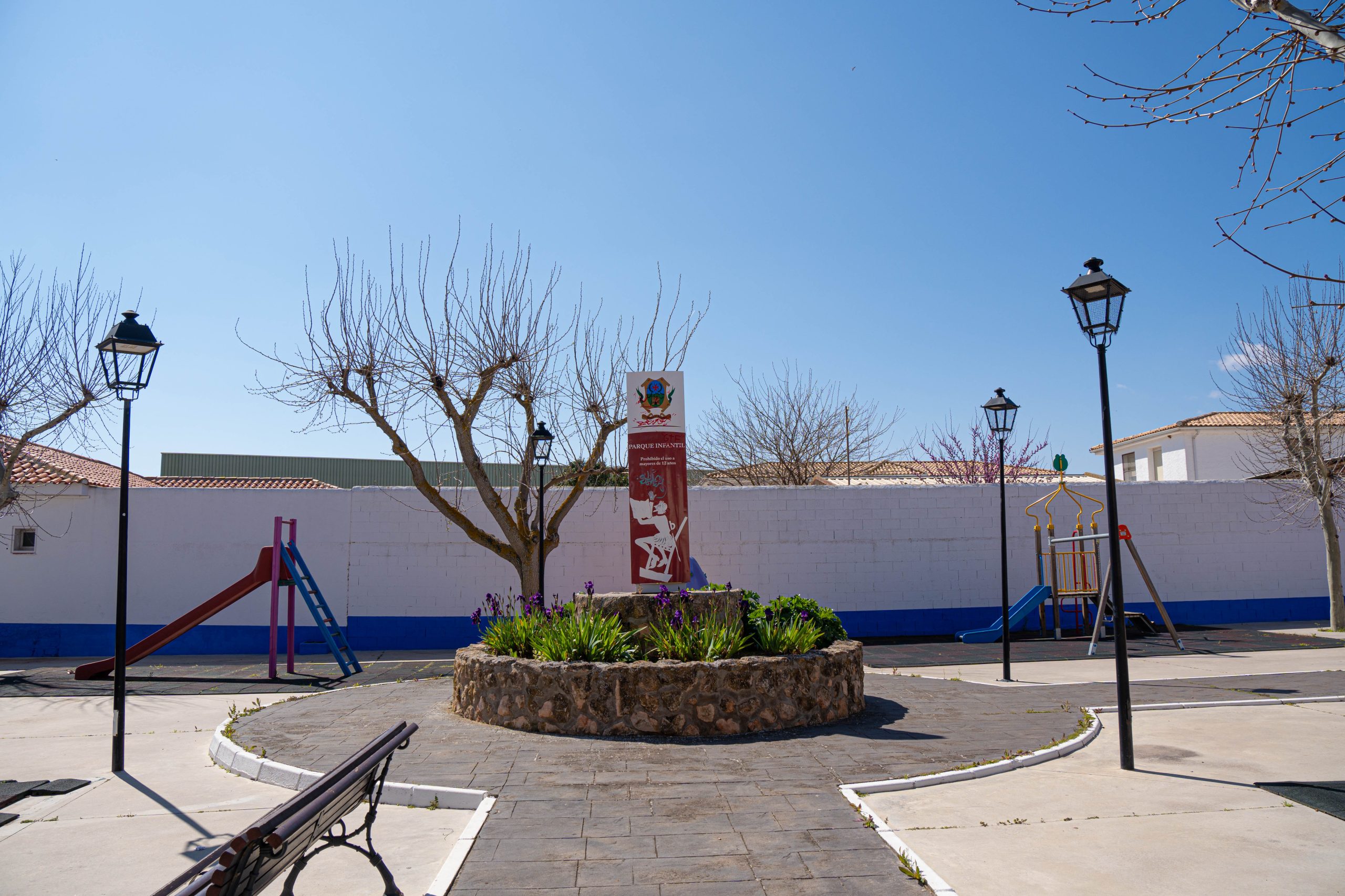 Parque infantil en Puerto Lápice con zona de juegos al aire libre, foto de Ikonox Marketing Digital