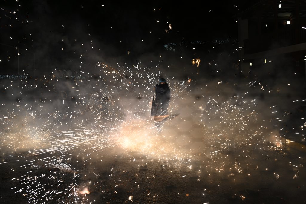 Fuegos artificiales durante la fiesta de San Antón en Puerto Lápice